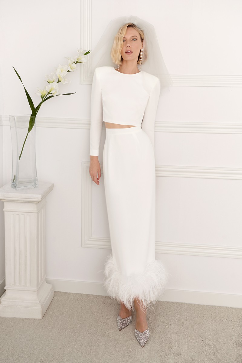 Falda recta con plumas en crepe blanco para novia
