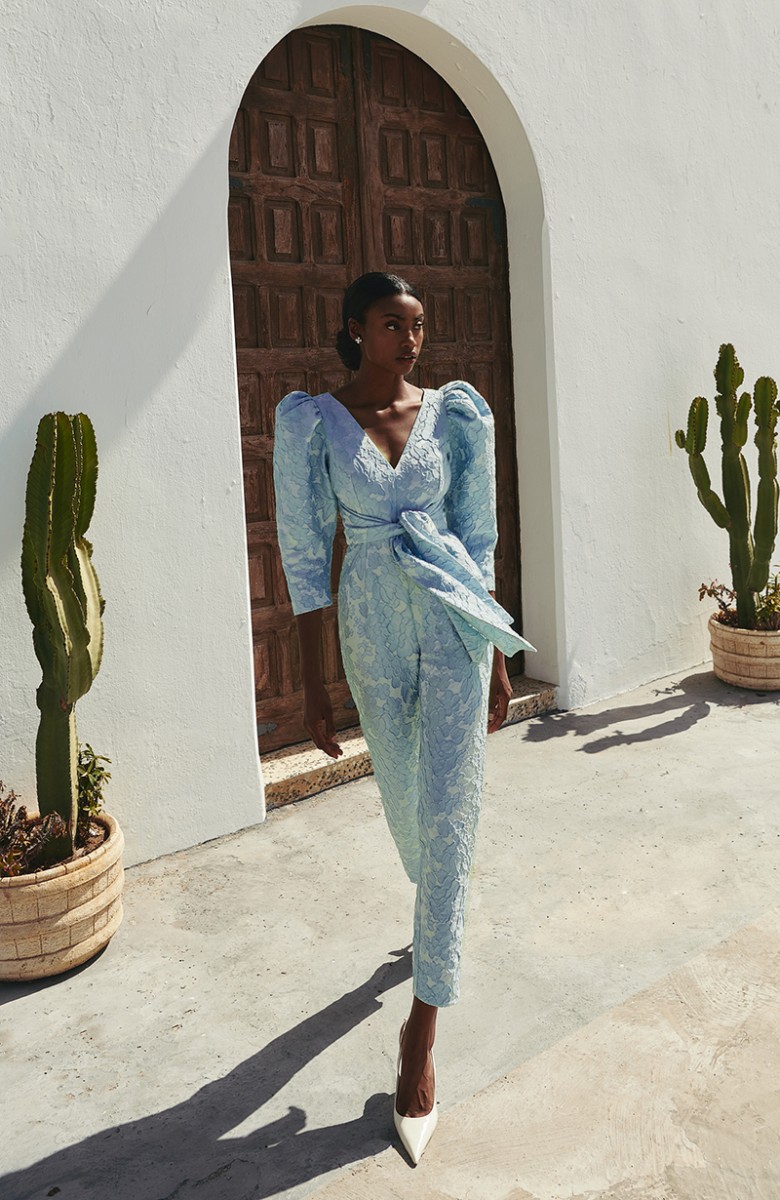 mono de vestir azul claro con manga jamon, pantalon estrecho y lazada en cintura para invitadas boda verano, graduacion, mama de comunion omama de bautizo