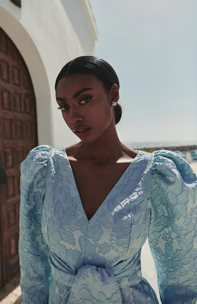 mono azul claro con manga jamon, pantalon estrecho y lazada en cintura para invitadas boda verano, graduacion, mama de comunion omama de bautizo