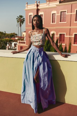 falda de fiesta larga abullonada con tablas y abertura  lateral en tafetan azul claro para invitadas boda de verano, hermana del novio o de la novia.