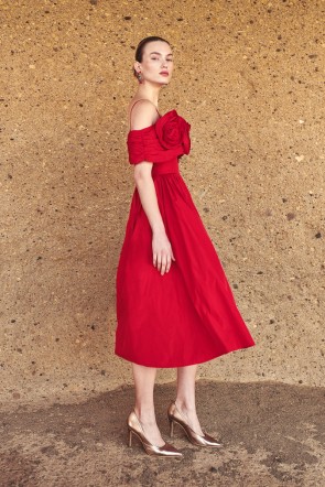 Vestido espectacular vestido de fiesta confeccionado en tafeta rojo con falda mi y escote drapeado estilo bardot con flores invitada a boda, hermano del novio, hermana de la novia, fiesta