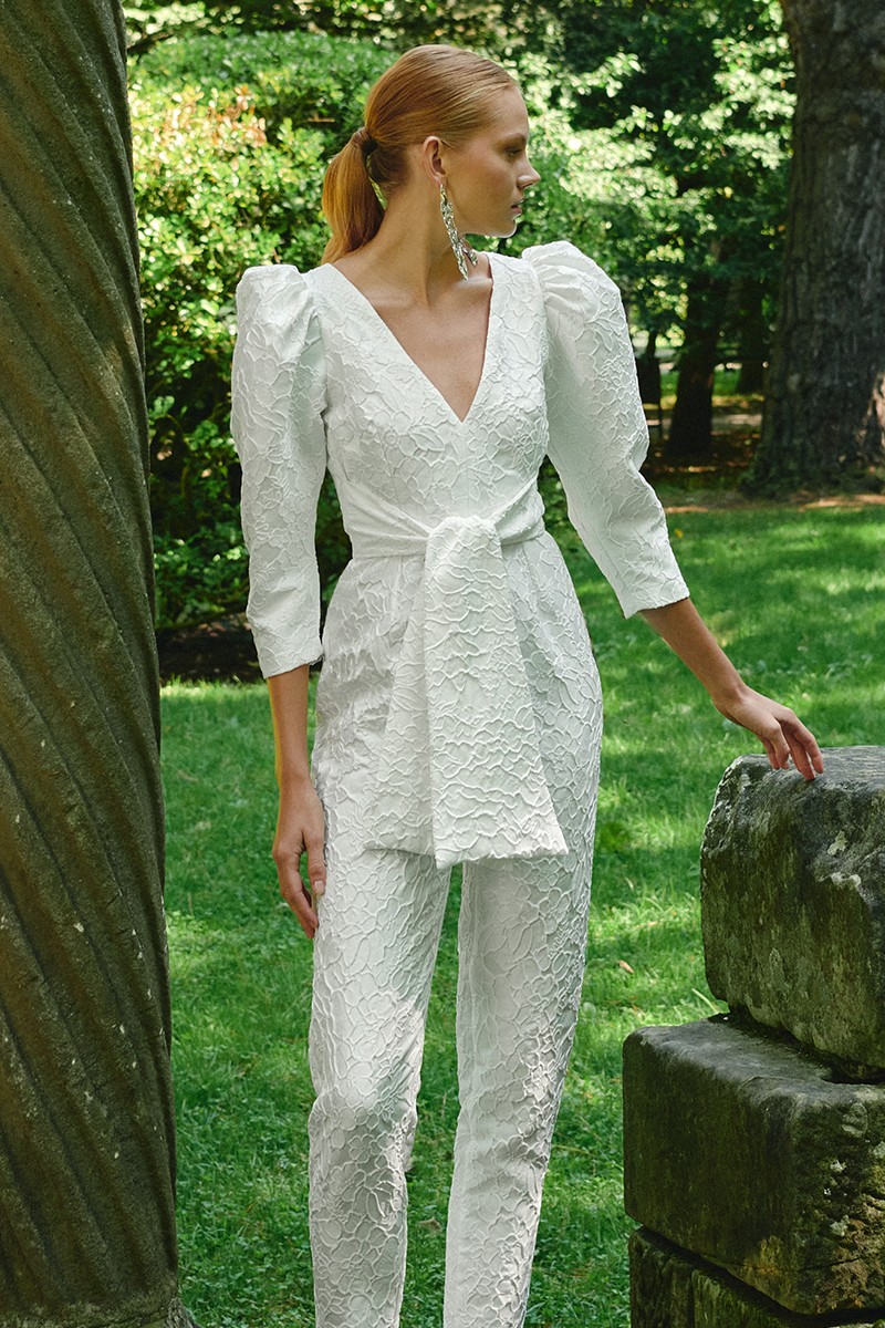 jumpsuit blanco brocado  y manga larga abullonada para novia civil en jacquard  flores, madre de bautizo o comunion de apparentia