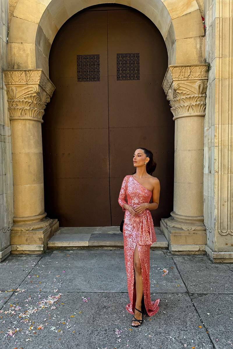 comprar online Vestido de fiesta largo asimétrico de pailletes coral con cinturon con lazo y abertura en la falda para invitadas bodas de noche, fiesta, evento, apparentia