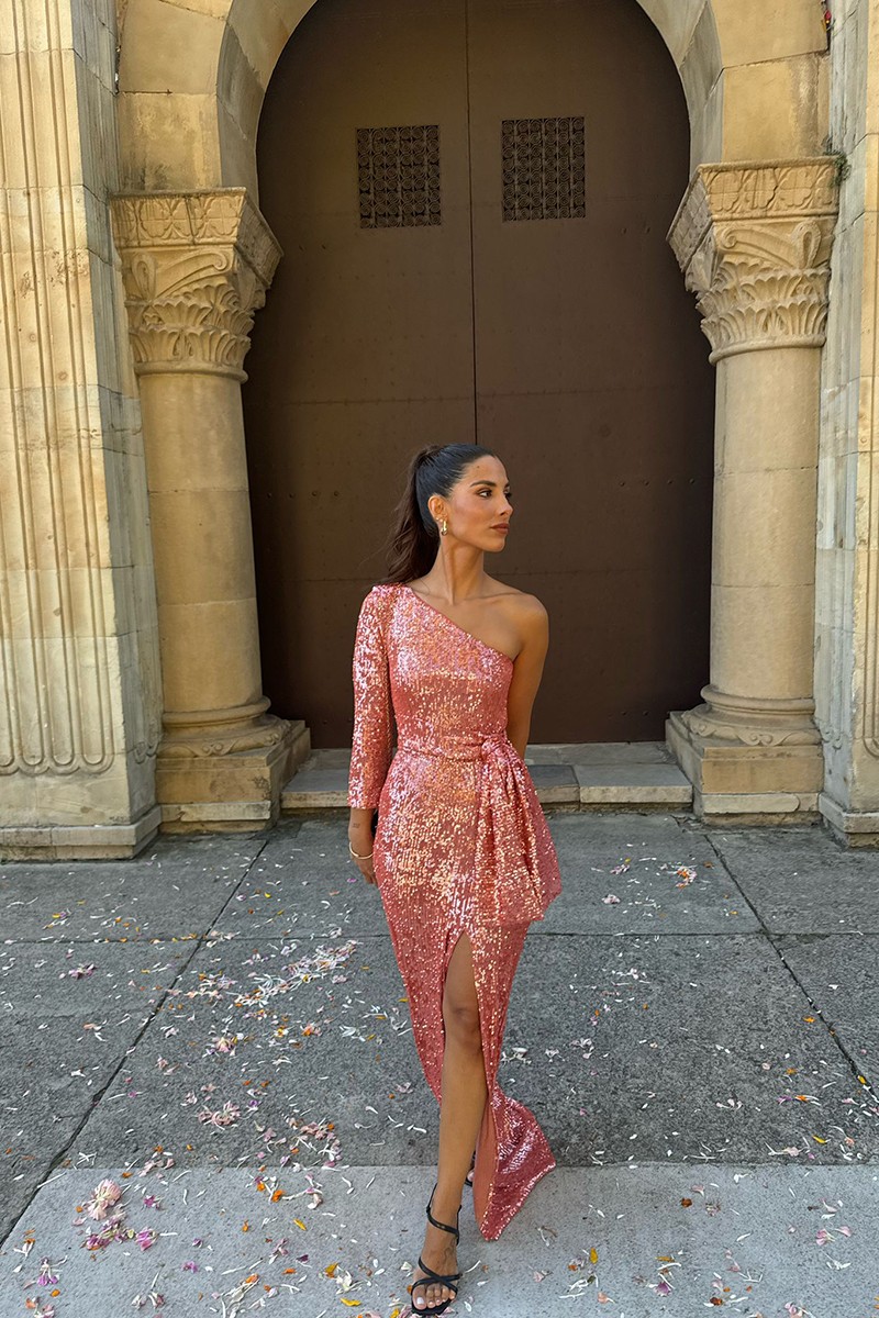 comprar online Vestido de fiesta largo asimétrico de pailletes coral con cinturon con lazo y abertura en la falda para invitadas bodas de noche, fiesta, evento, apparentia