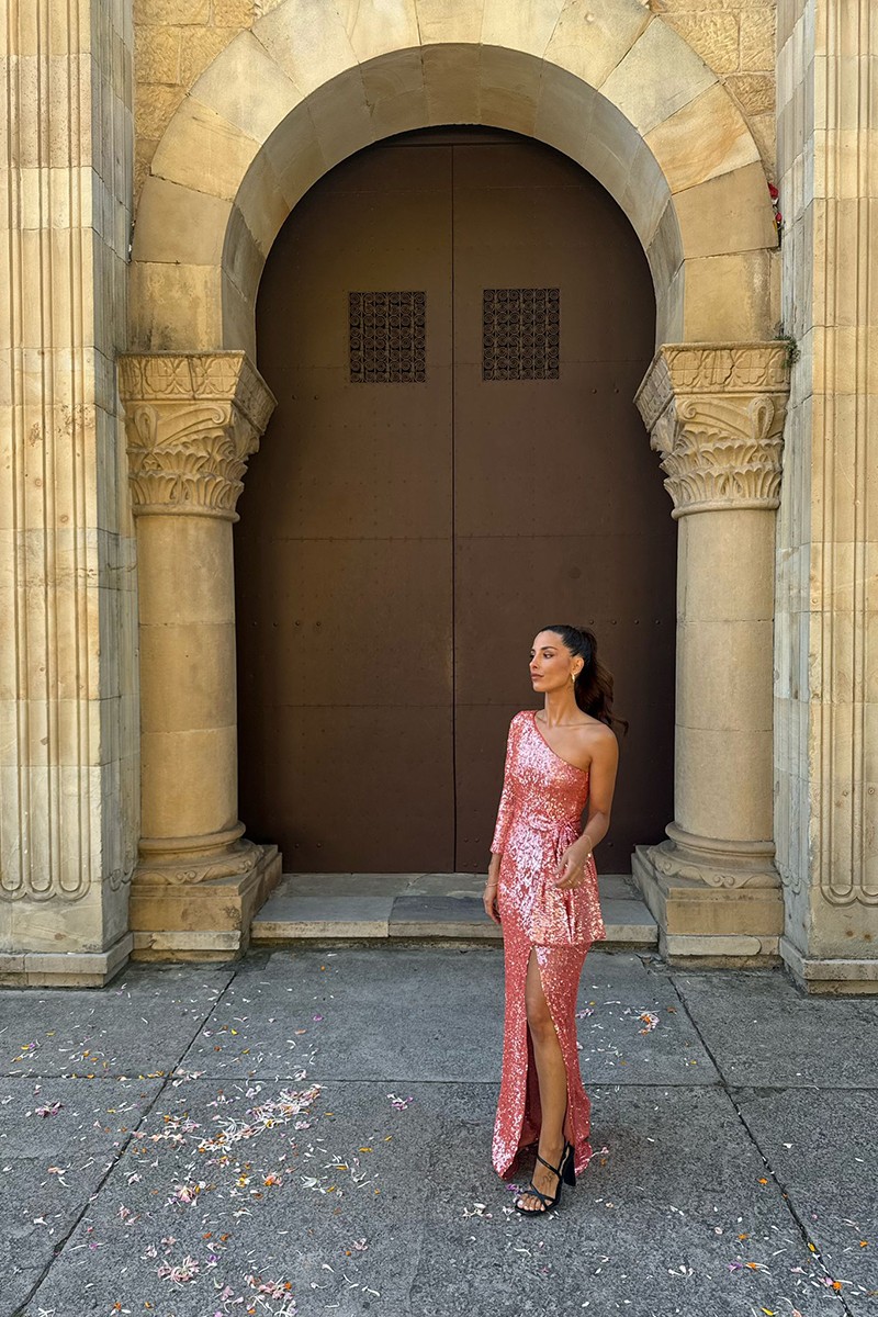 comprar online comprar online Vestido de fiesta largo asimétrico de pailletes coral con cinturon con lazo y abertura en la falda para invitadas bodas de noche, fiesta, evento, apparentia