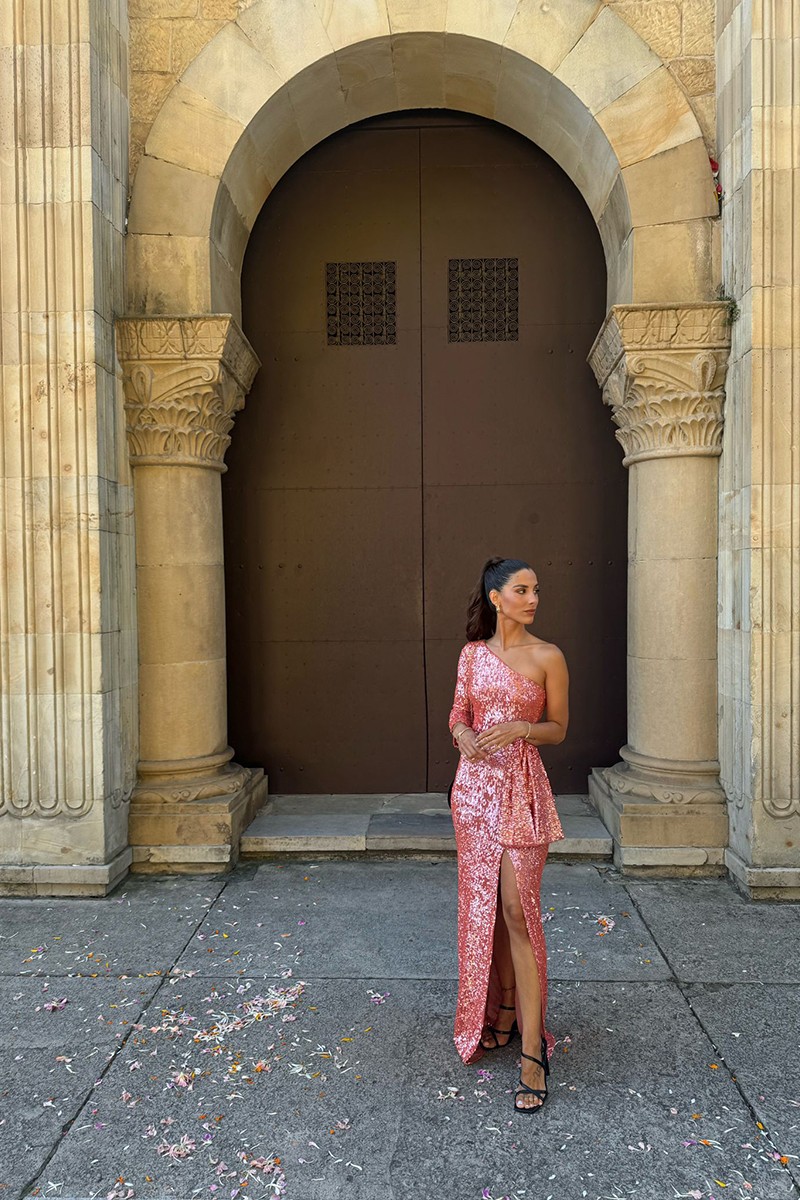 comprar online Vestido de fiesta largo asimétrico de pailletes coral con cinturon con lazo y abertura en la falda para invitadas bodas de noche, fiesta, evento, apparentia comprar online