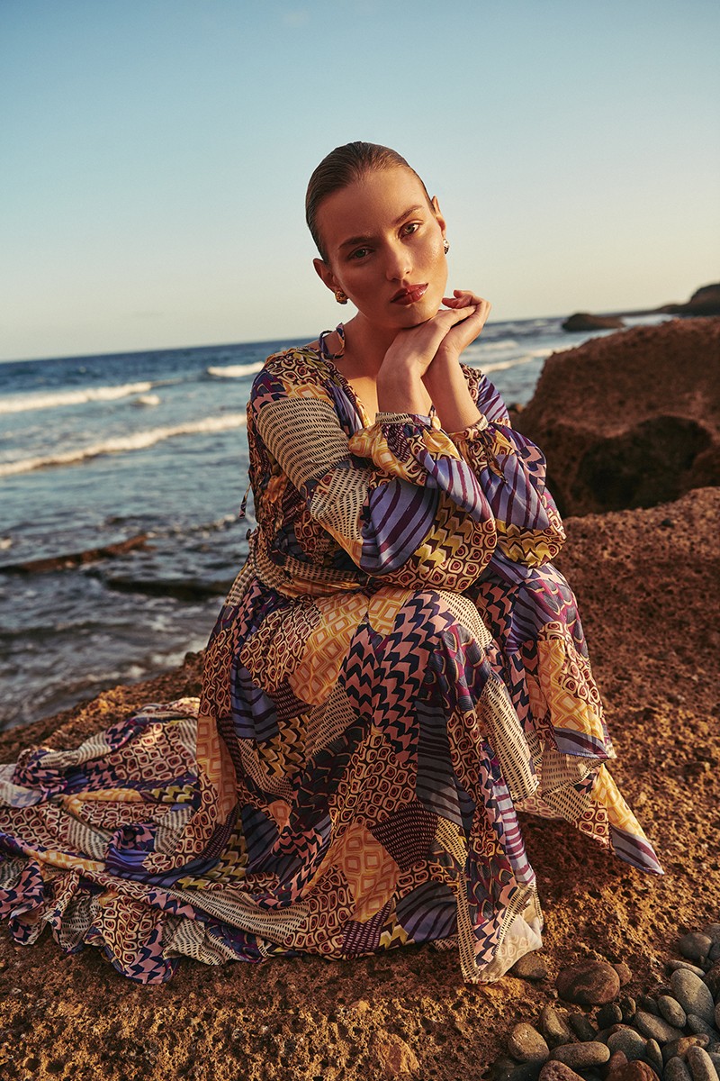 vestido de fiesta cruzado con falda con volantes asimetrica en satén estampado geométrico en tonos lilas, morados, verdes y amarillos para invitadas