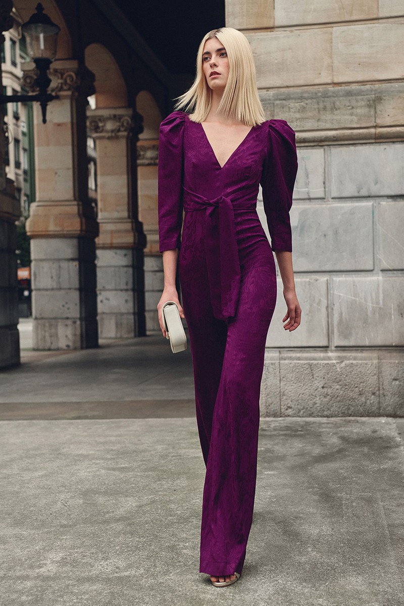 Mono  con manga abullonada, en color morado pantalon palazzo  y lazada en cintura confeccionado en jacquard para invitadas boda otoño invierno