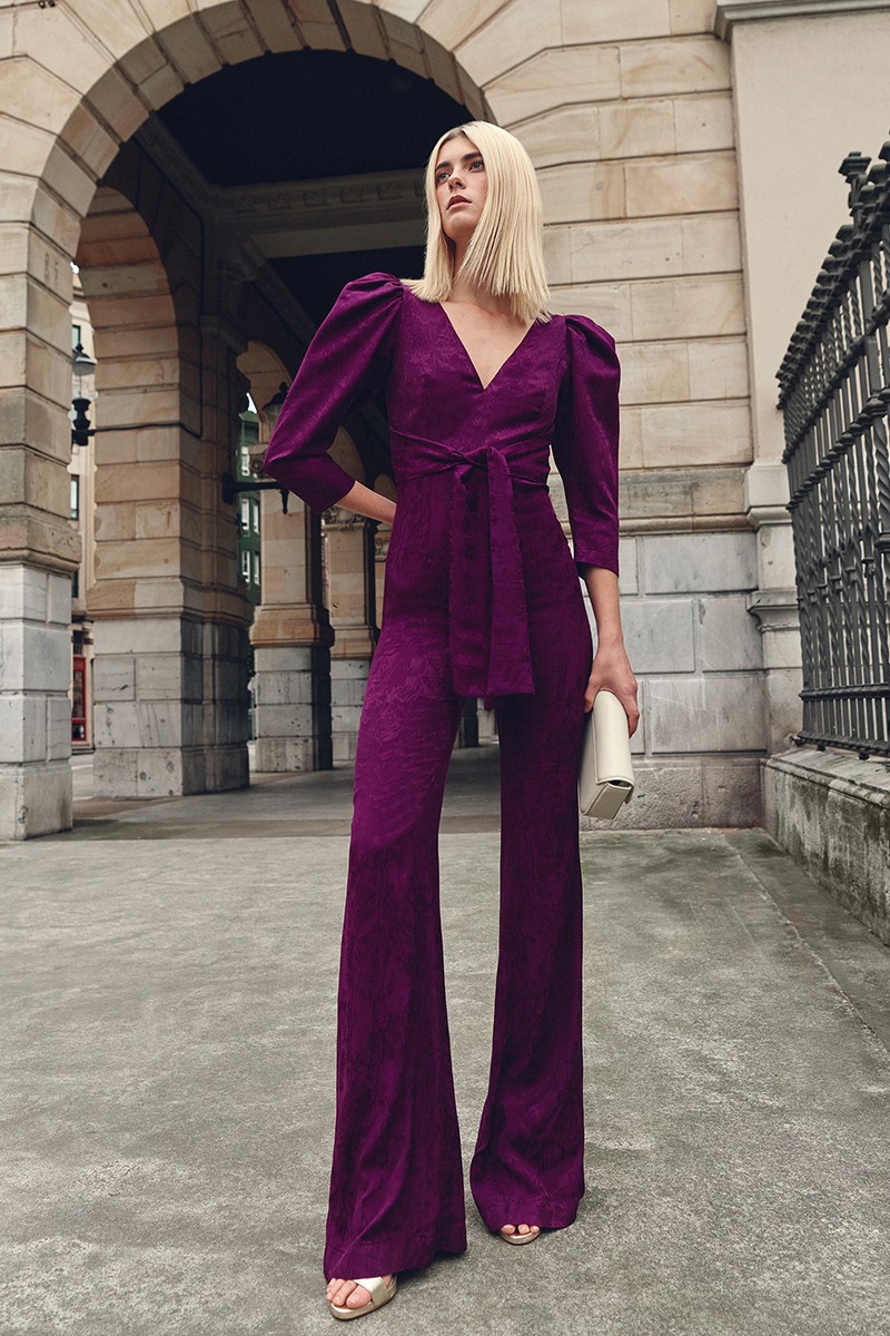 comprar Mono morado con manga abullonada, pantalon palazzo  y lazada en cintura confeccionado en jacquard para invitadas boda otoño invierno