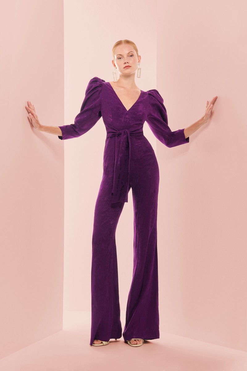 jumpsuit fiesta morado con manga abullonada, pantalon palazzo  y lazada en cintura confeccionado en jacquard para invitadas boda otoño invierno