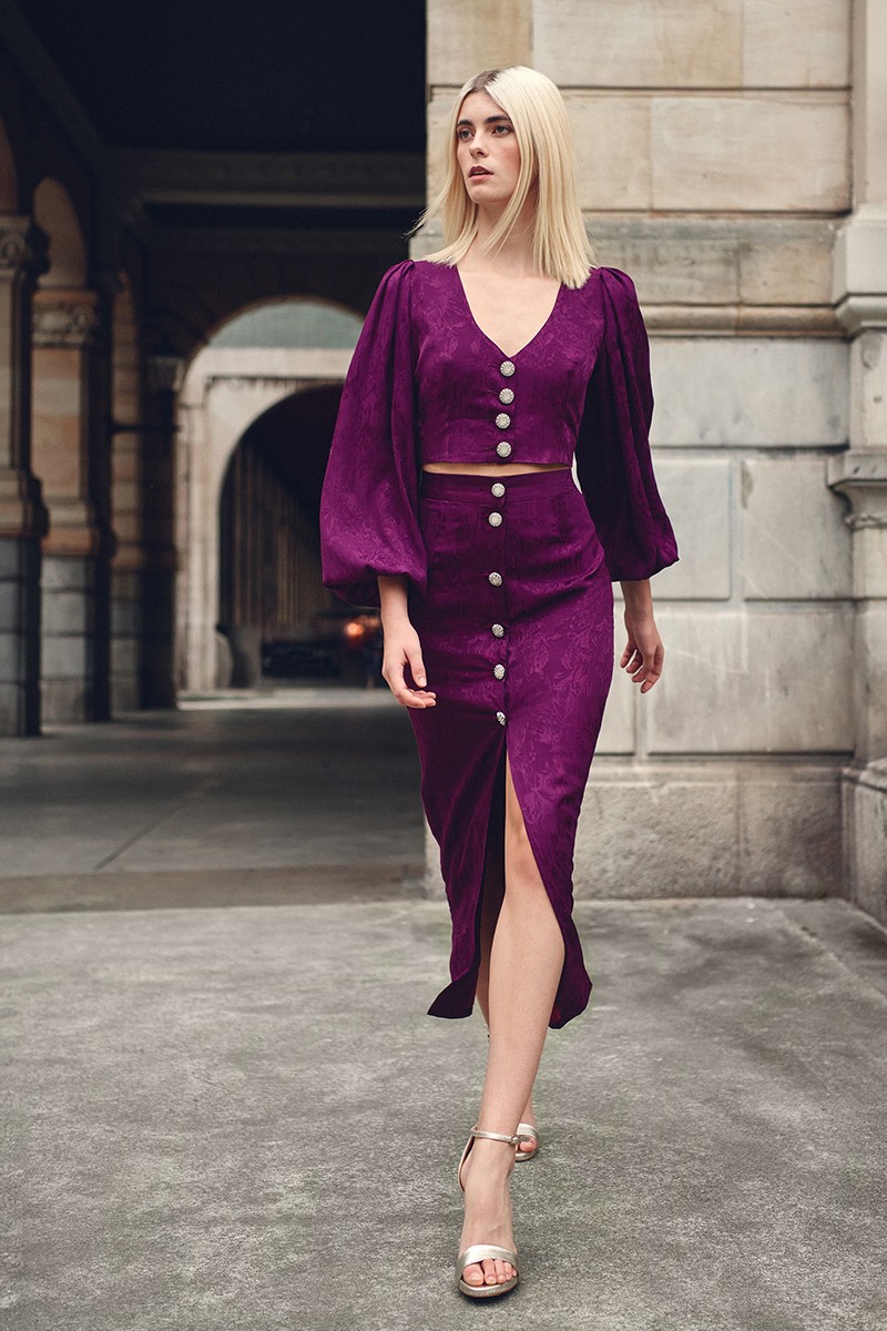 comprar blusa manga volumen en tejido morado con escote en pico y botones joya para invitada fiesta, boda, evento, mamá de comunion comprar online