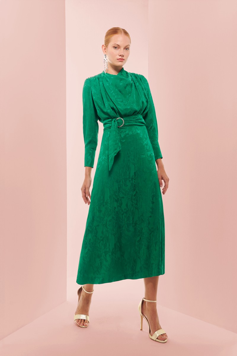 comprar vestido de coctel midi verde en jacquard con cuerpo drapeado falda evasé y manga larga para invitada boda, bautizo, comunion, fiesta, nochevieja, navidad