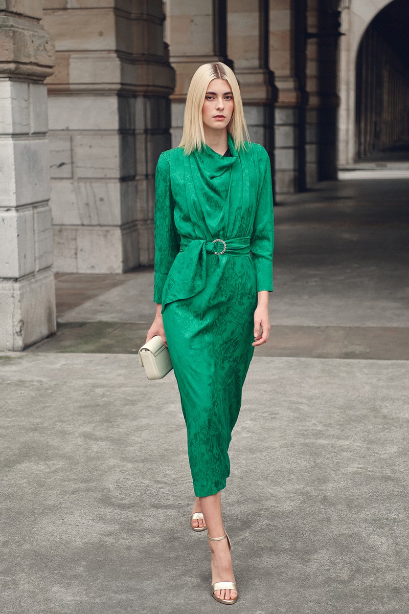  vestido de invitada verde en jacquard con cuerpo drapeado falda evasé y manga larga para boda, bautizo, comunion, fiesta, nochevieja, navidad