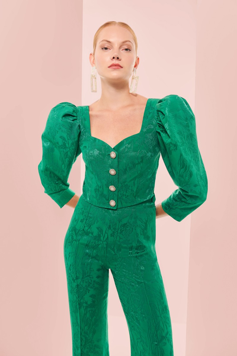 comprar online  top corto con escote corazon jacquard fluido verde y manga jamon con  botones plata joya para invitada de boda, mama de comunion, mama de bautizo, fiesta, evento