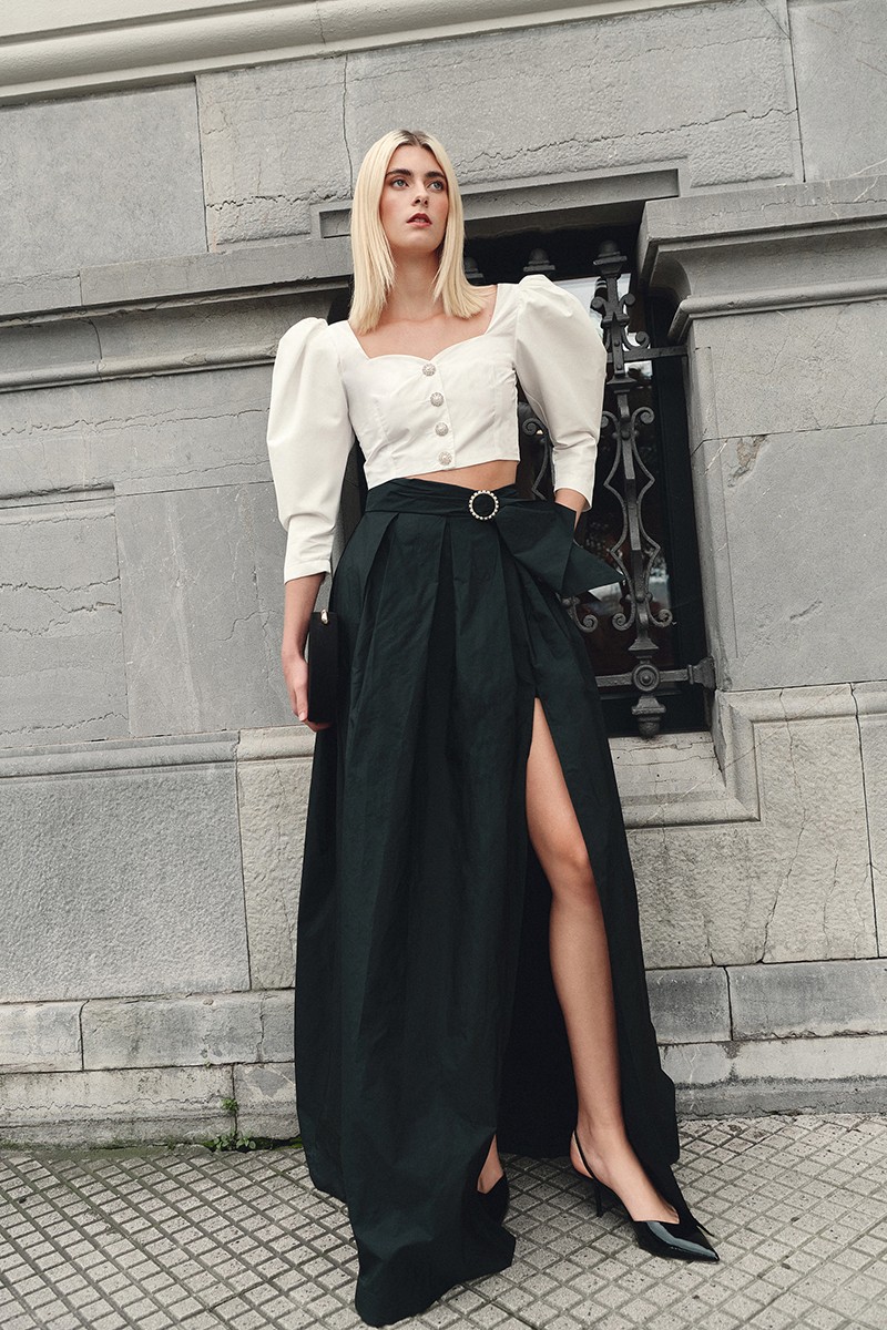 conjunto top blanco y falda de fiesta larga en tafetan negra para invitadas boda de otoño/invierno, hermana del novio o de la novia, madrinas...