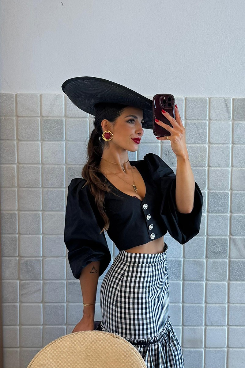 top de fiesta corto con boton joya escote en pico y media manga en tafeta negra para invitadas a bodas, fiesta