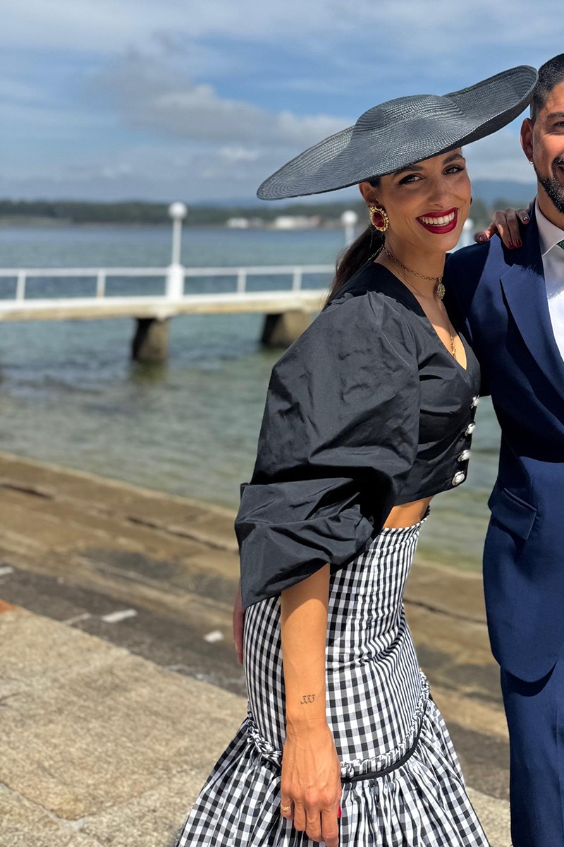 comprar top de fiesta corto con boton joya escote en pico y media manga en tafeta negra para invitadas a bodas, fiesta