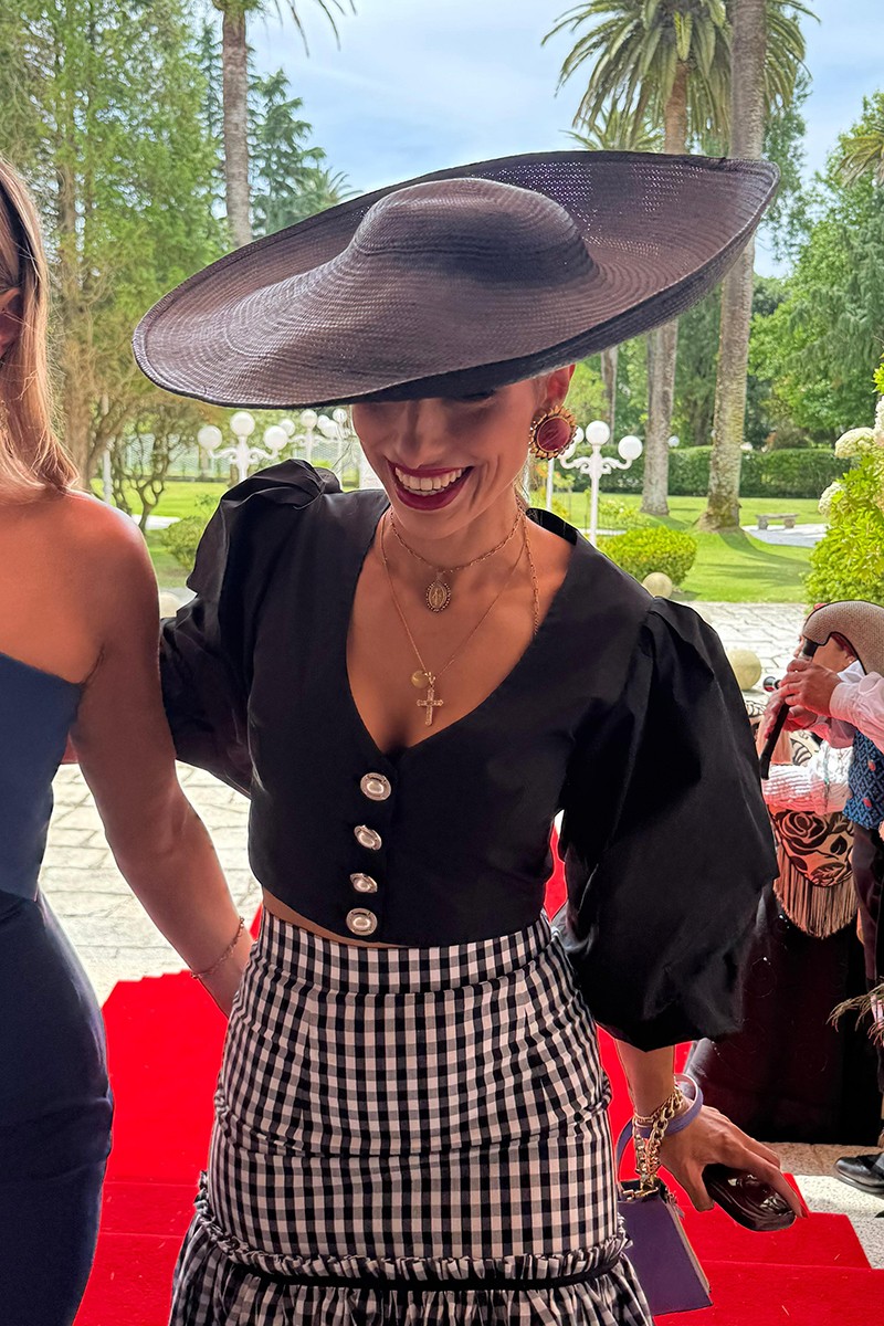 top de fiesta con boton joya escote en pico y media manga en tafeta negra para invitadas a bodas, fiesta