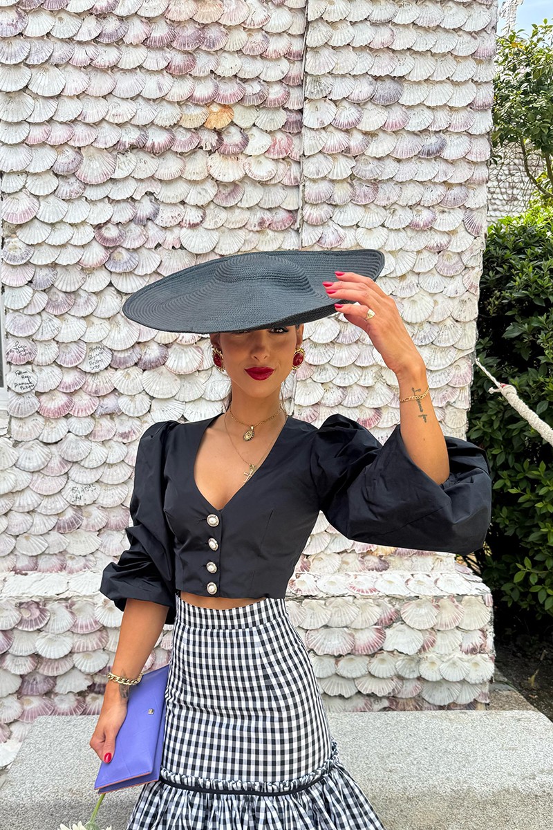 top corto con boton joya escote en pico y media manga en tafeta negra para invitadas a bodas, fiesta