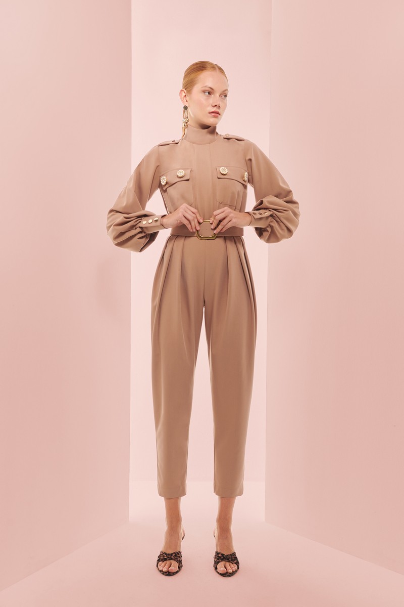 mono camel con cuello subido con detalles de aplicaciones doradas y perlas para boda, invitada, fiesta, celebracion, coctel, comunion