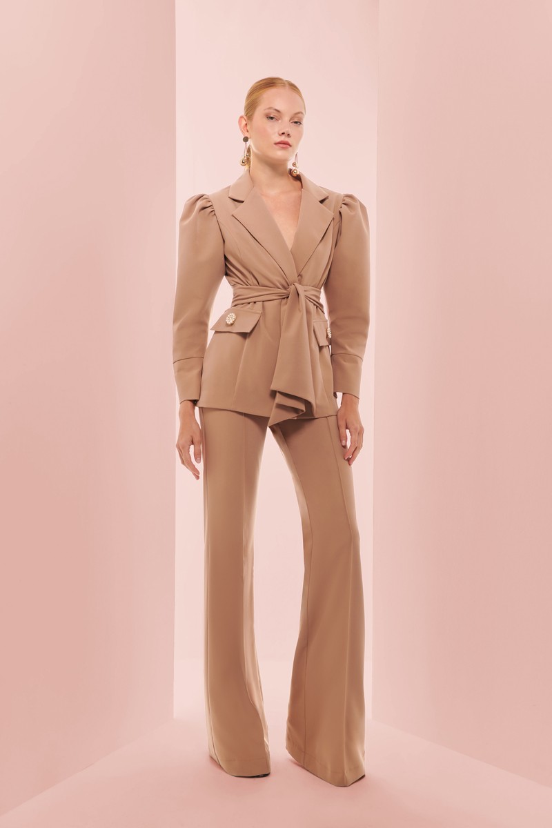 comprar online traje de chaqueta crepe camel con solapa y cuello para boda,  invitada, fiesta, celebracion, coctel, mamá de comunion, graduacion