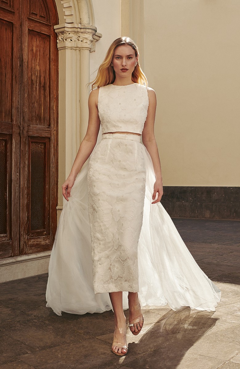 conjunto de falda recta midi y top corto confeccionado en tul fantasía con flores bordadas en relieve y pailletes color blanco para novia, mama bautizo y comunion