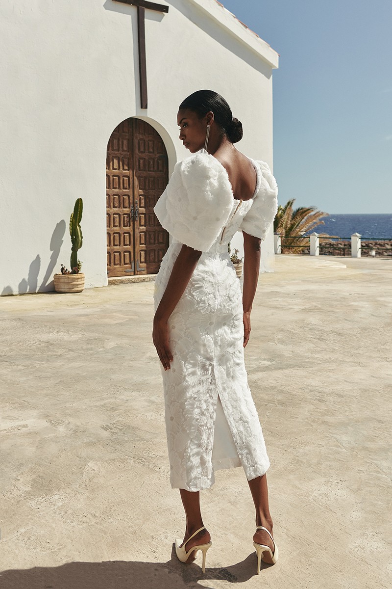 conjunto de novia civil compuesto de falda y top manga campana confeccionado en tul fantasía con flores bordadas en relieve y pailletes color blanco de gran calidad.