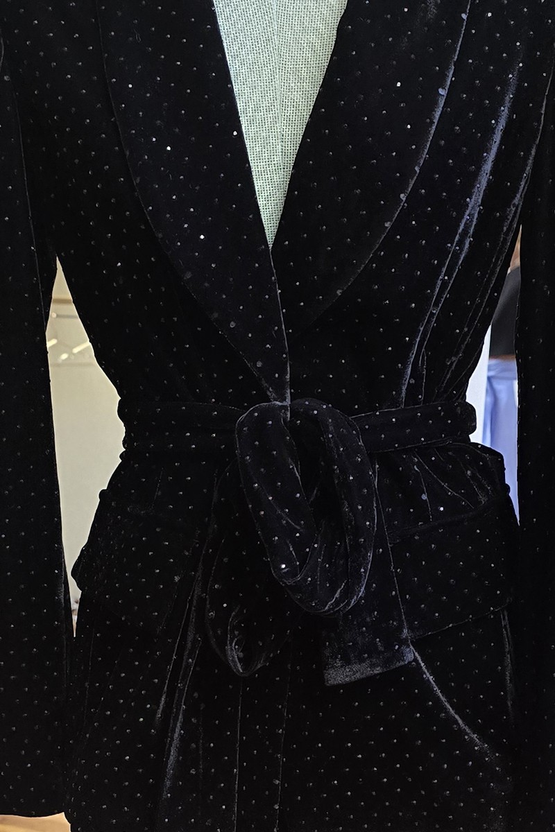 traje de blazer y pantalón confeccionado con terciopelo de color negro y cristales de strass con cuello esmoquin y cinturón para navidad, nochevieja y todo tipo de eventos de invierno black velvet suit