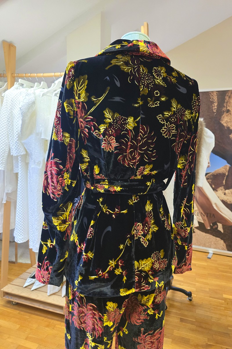 comprar chaqueta de terciopelo negro con estampado floral cuello esmoquin, cierre con cinturón y dos botones y falsos bolsillos para eventos de invierno, invitada de boda de noche, navidad o nochevija