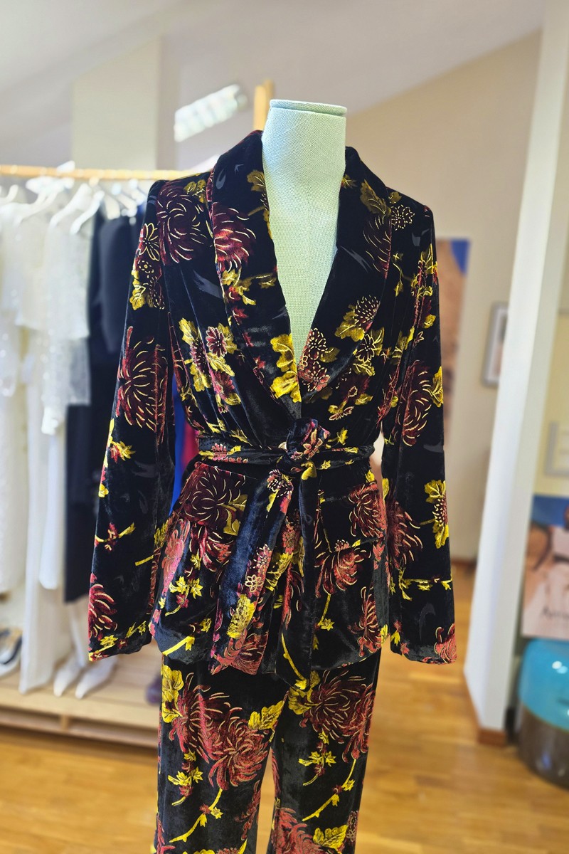 comprar traje chaqueta de terciopelo negro con estampado floral cuello esmoquin, cierre con cinturón y dos botones y falsos bolsillos para eventos de invierno, invitada de boda de noche, navidad o nochevija