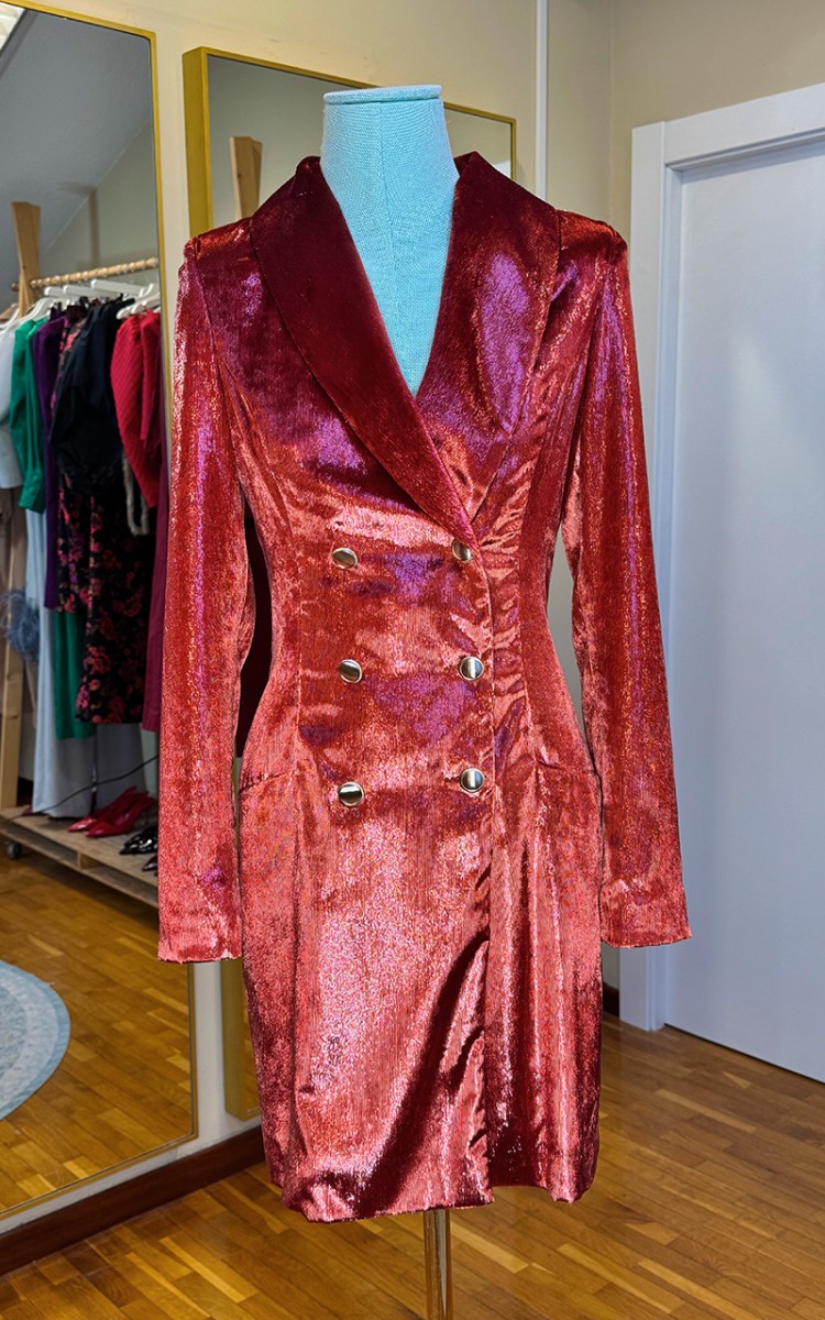 vestido esmoquin terciopelo naranja de manga larga y cierre con doble botonadura para invitada de boda de invierno, cóctel o eventos de noche