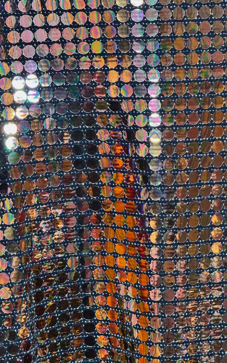 detalle de vestido de lentejuelas color bronze sobre base de punto negra para invitada de boda de noche, fiestas, navidad y nochevieja