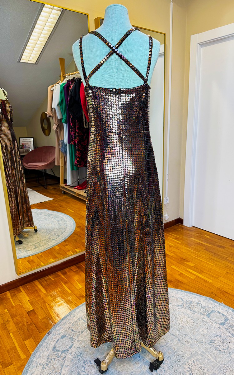 vestido largo de tirantes con espalda cruzada de lentejuelas bronze sobre base de punto de color negro y cremallera invisible para navidad, nochevieja, fiestas y looks de invitada de boda de noche