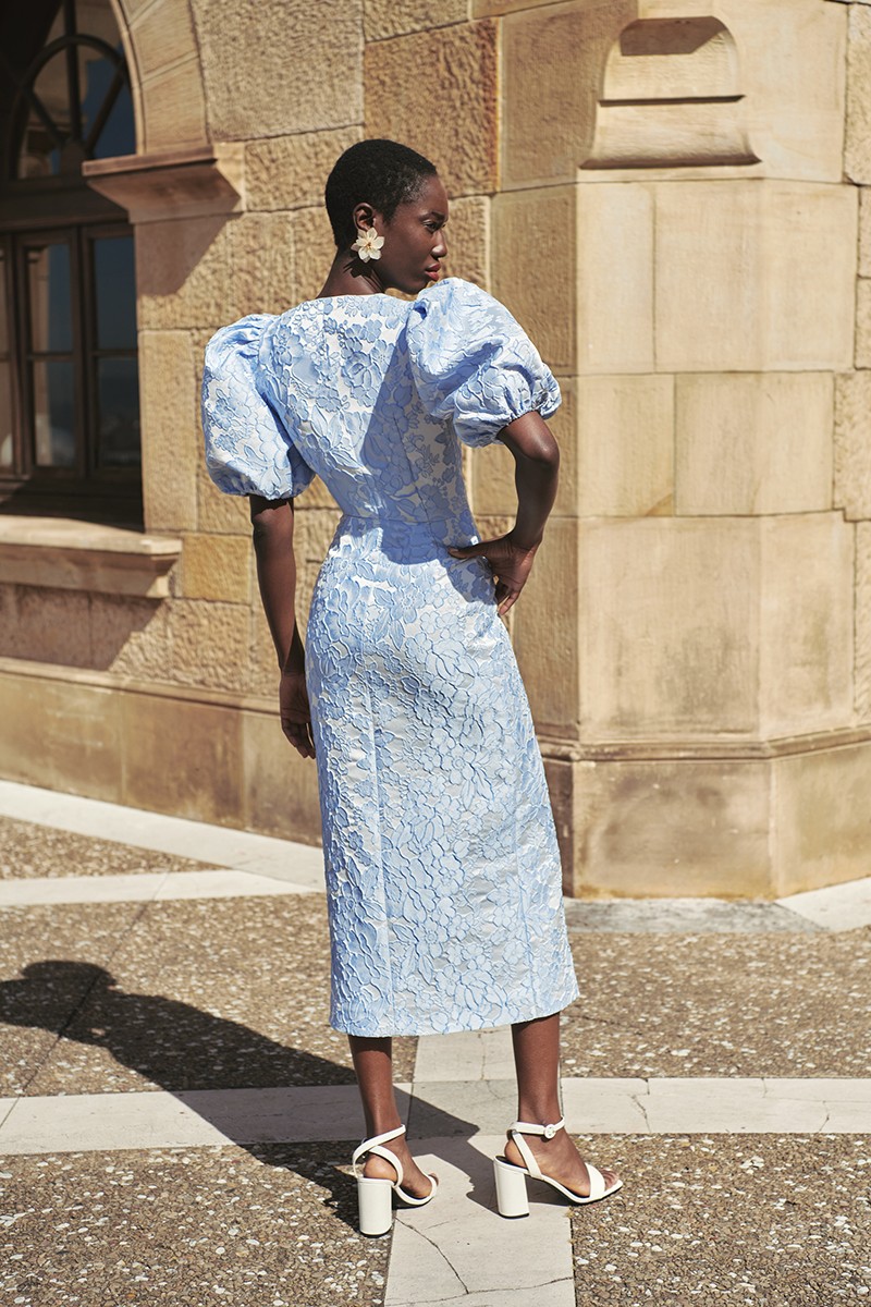 Vestido de coctel recto con mangas abullonadas y botones joya en tejido brocado de flores azul claro ideal para invitadas boda de dia, o mama de comunion o bautizo