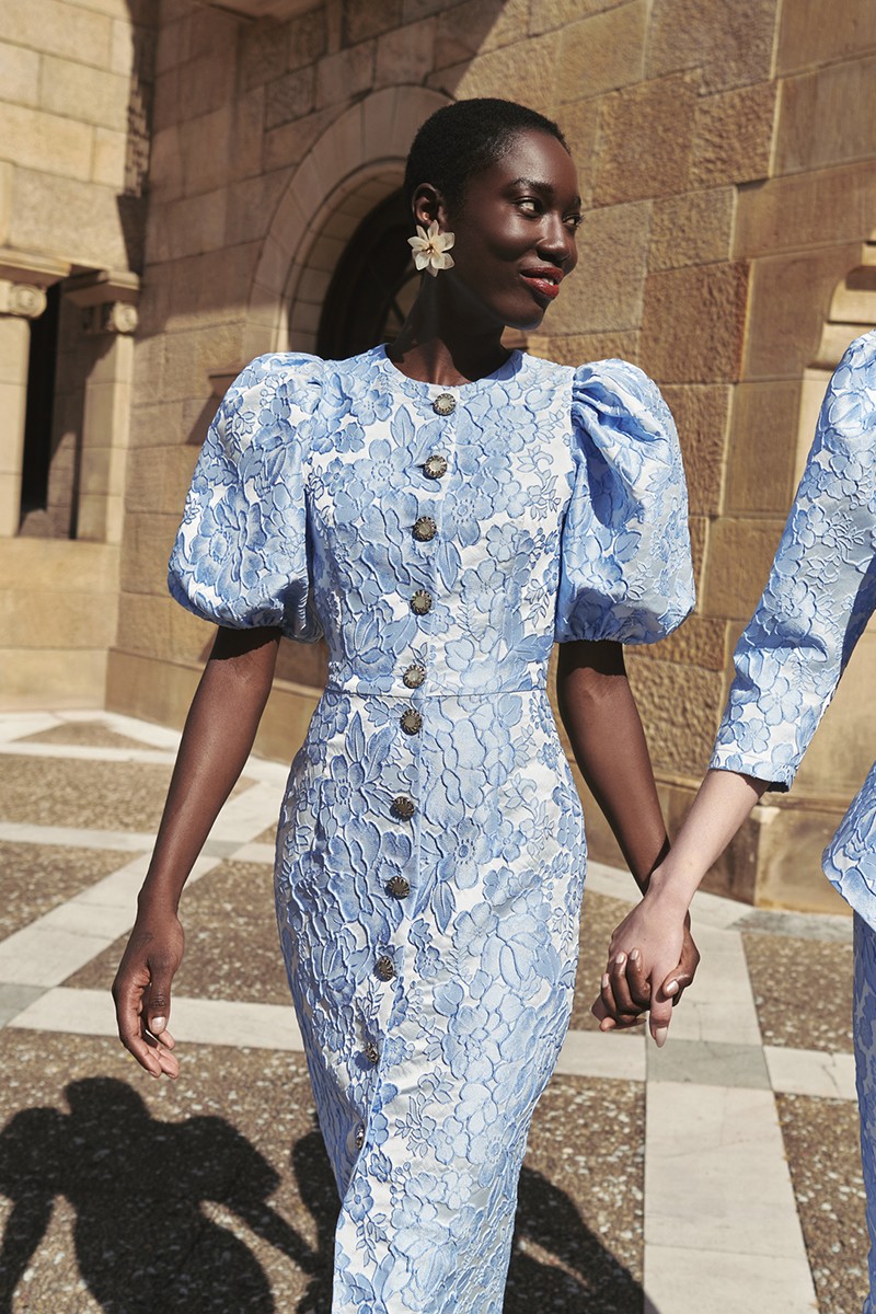 comprar Vestido de fiesta midi con mangas abullonadas y botones joya en tejido brocado de flores azul claro ideal para invitadas boda de dia, o mama de comunion o bautizo