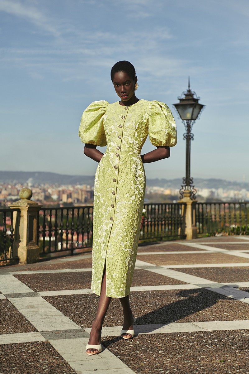 Vestido midi con mangas abullonadas y botones joya en tejido brocado de flores verde lima ideal para invitadas boda de dia, o mama de comunion o bautizo