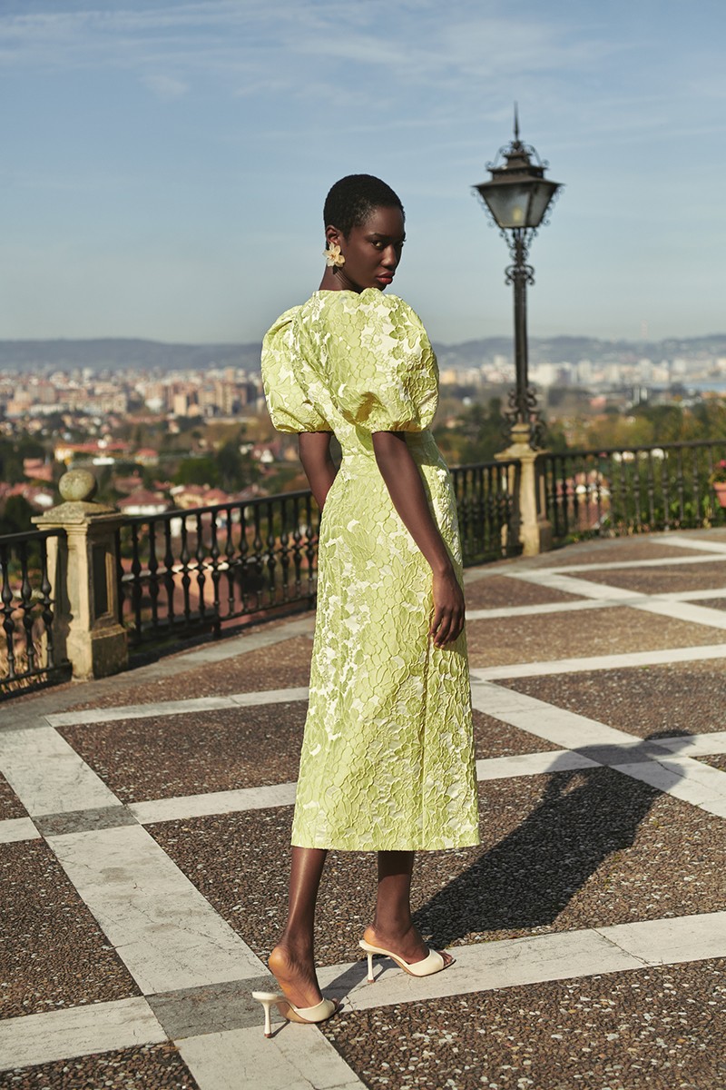 Vestido mangas volumen y botones joya en tejido brocado de flores verde lima ideal para invitadas boda de dia, o mama de comunion o bautizo