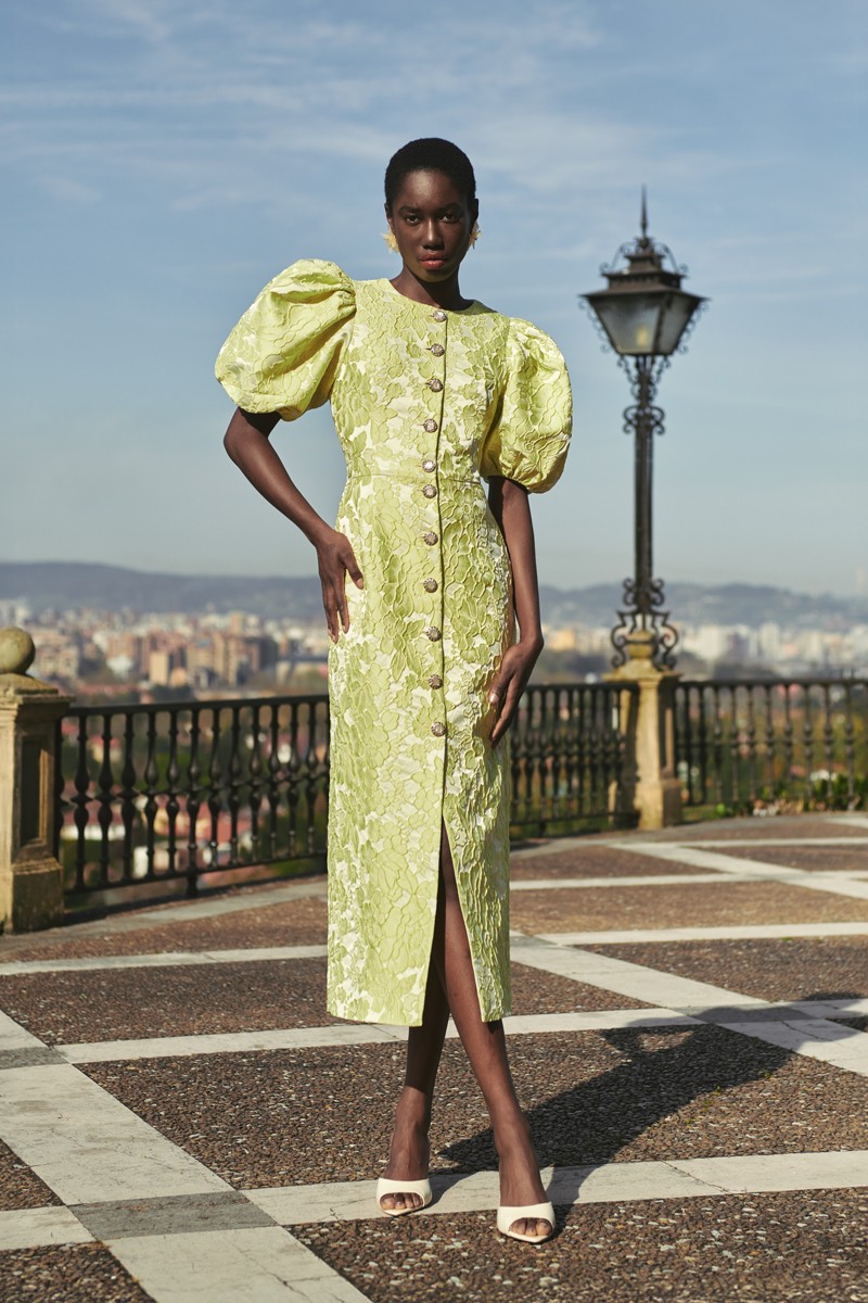 Vestido de fiesta mangas volumen y botones joya en tejido brocado de flores verde lima ideal para invitadas boda de dia, o mama de comunion o bautizo