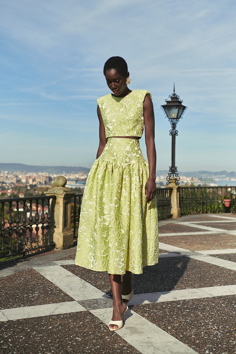 top corto confeccionado en brocado lima y hombreras para invitada a boda de verano, mama de comunion o bautizo, fiesta, evento