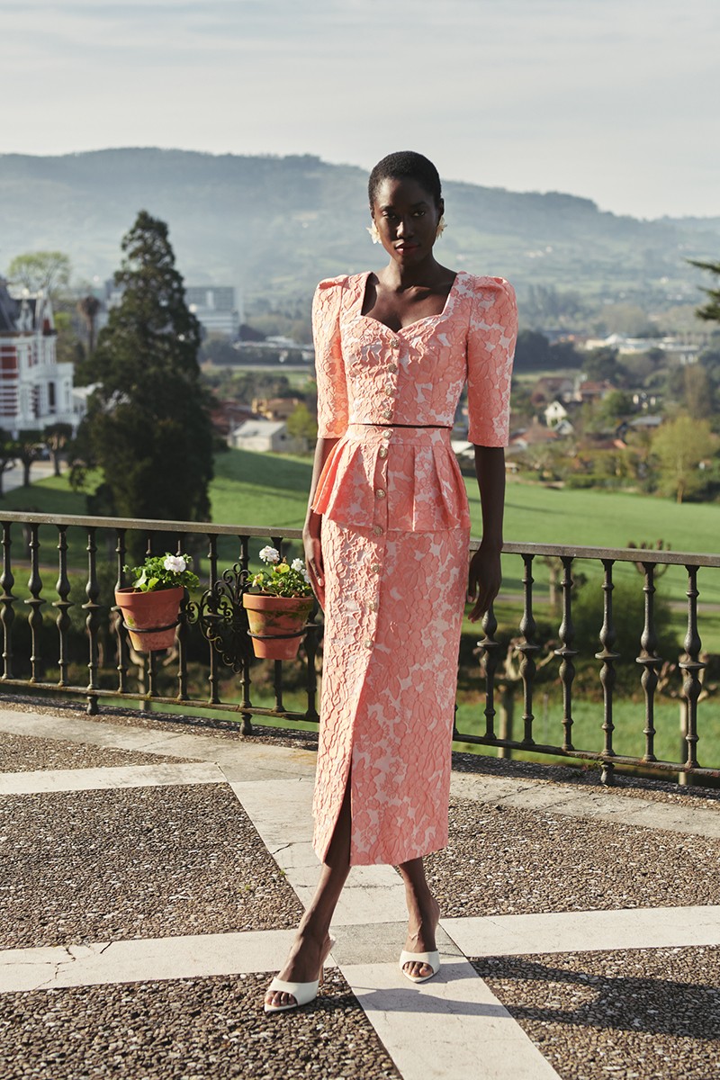 Top joya brocado coral con manga francesa escote corazon invitada boda de dia, mama de bautizo o mama de comunion