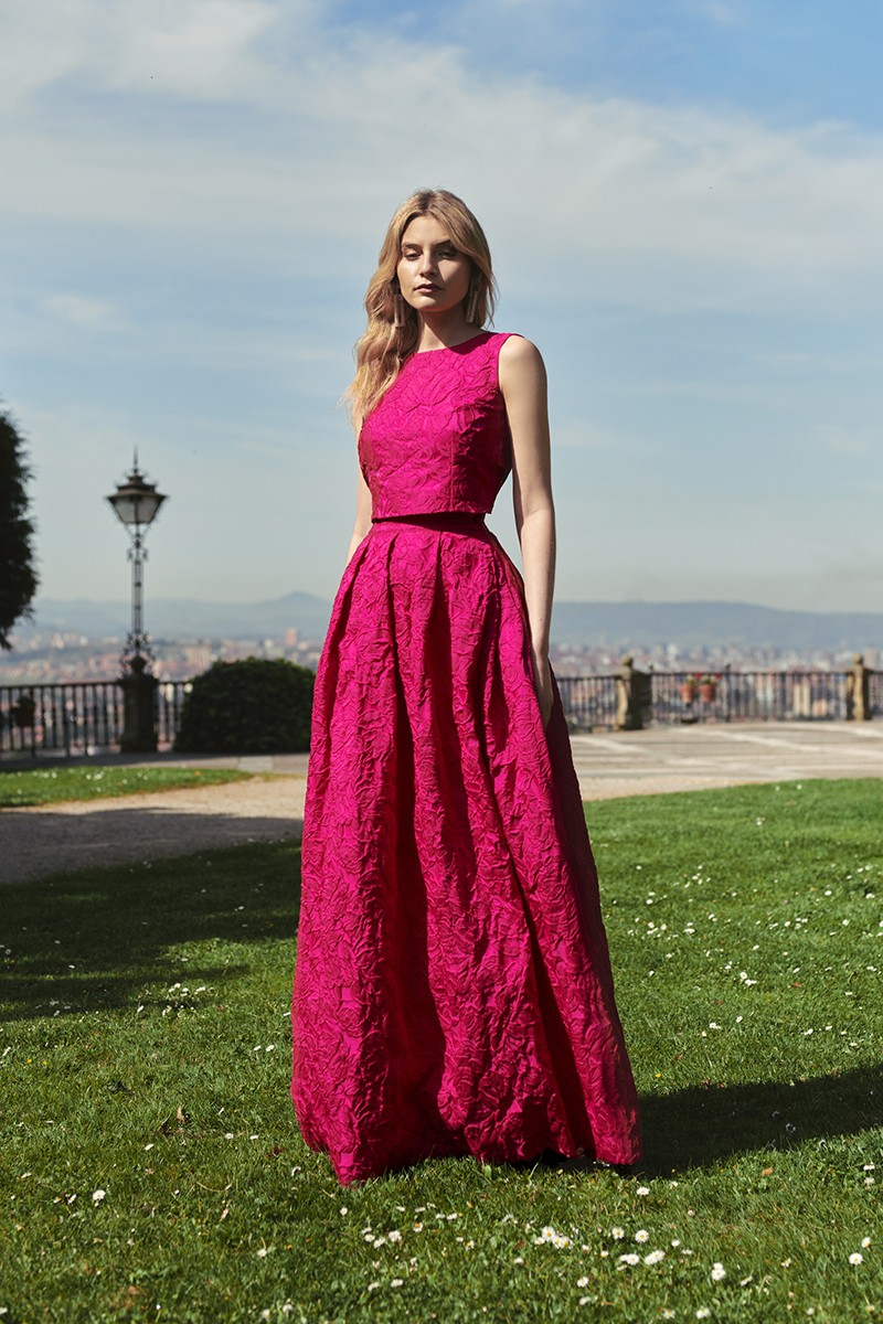 top de fiesta corto con escote en pico en la espalda con lazada confeccionado en un tejido jacquard de excelente calidad en color buganvilla con dibujo floral en relieve para hermana de la novia, invitada boda, madrina