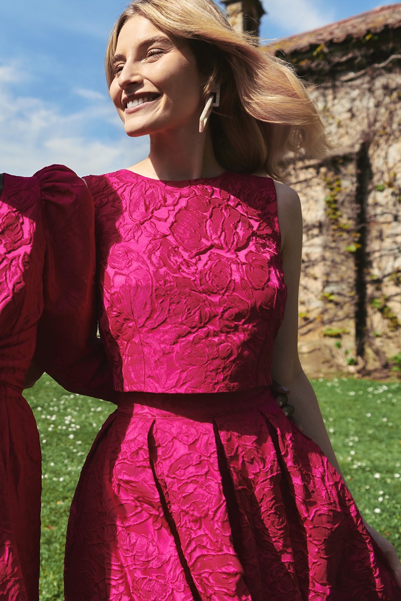 top corto con escote en pico en la espalda con lazada confeccionado en un tejido jacquard de excelente calidad en color buganvilla con dibujo floral en relieve para hermana de la novia, invitada boda, madrina