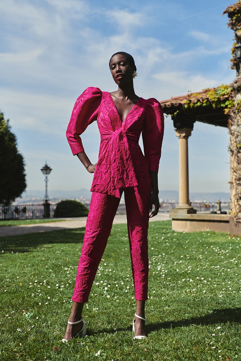 Mono de fiesta brocado en jacquard buganvilla con manga abullonada, pantalon pitillo y lazada en cintura para invitadas boda, graduacion, verano, otoño, evento