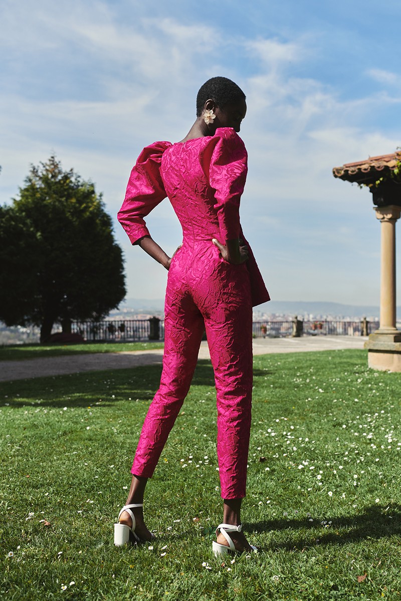 Mono de vestir brocado buganvilla con manga abullonada, pantalon pitillo y lazada en cintura para invitadas boda, graduacion, verano, otoño, evento