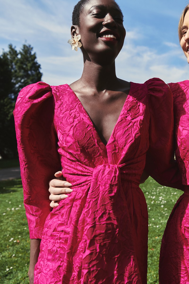 Mono brocado en jacquard buganvilla con manga abullonada, pantalon pitillo y lazada en cintura para invitadas boda, graduacion, verano, otoño, evento