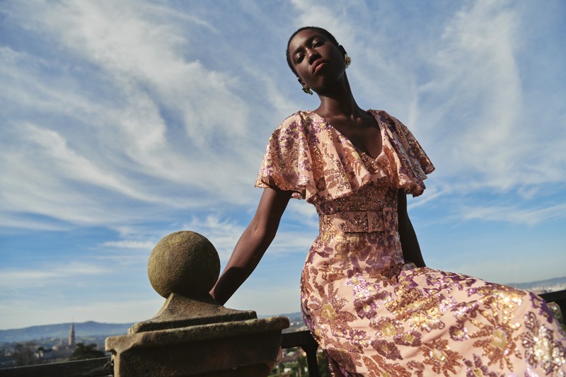 Precioso vestido largo en confeccionado en gasa de lentejuela en colores pastel melocoton, dorado y morado con volante para invitadas de verano, boda, hermana de la novia, pailletes