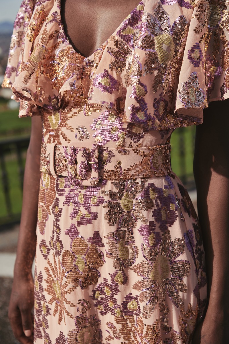 vestido de fiesta largo de lentejuela en colores pastel melocoton, dorado y morado con volante para invitadas de verano, boda, hermana de la novia