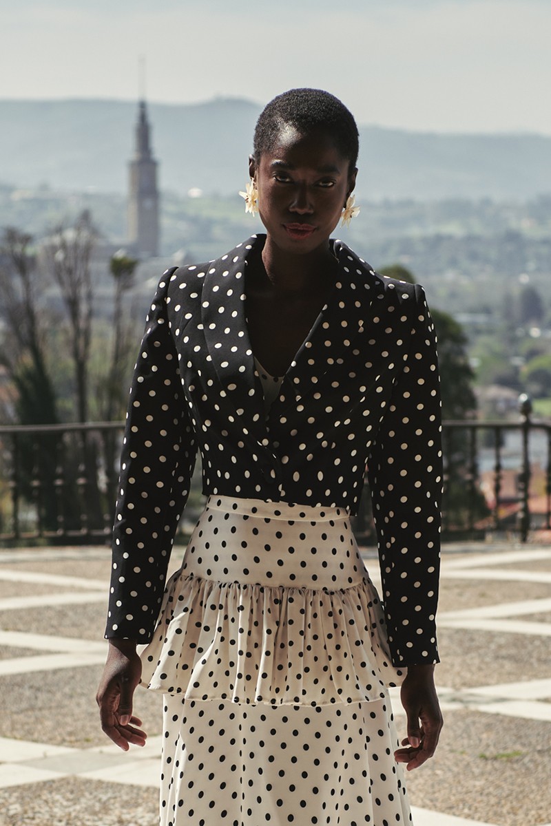 comprar chaqueta corta crepe lunares negra y blanca para invitada conjunto para boda de primavera verano, graduación o feria de abril