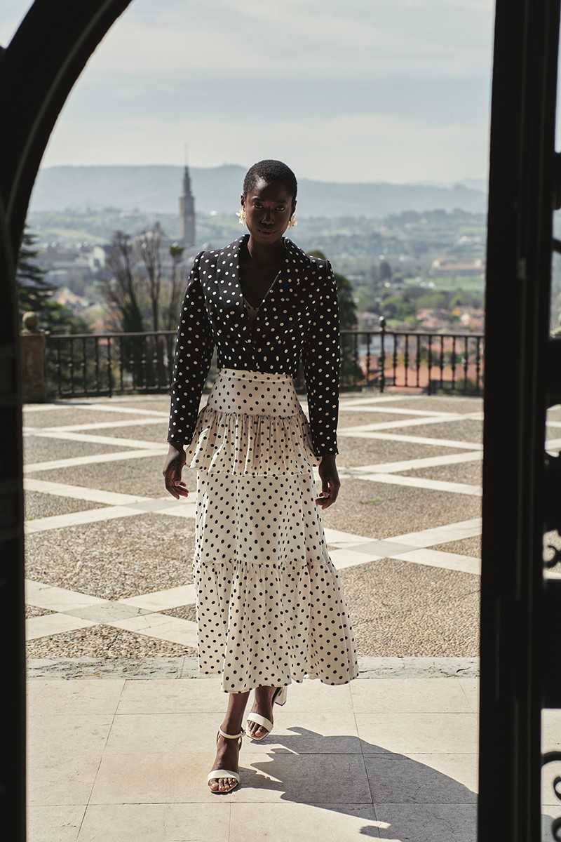 comprar online chaqueta corta crepe lunares negra y blanca para invitada conjunto para boda de primavera verano, graduación o feria de abril