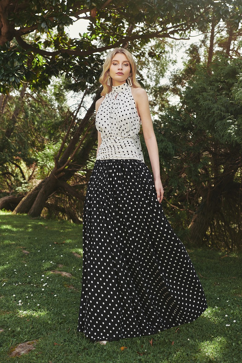 vestido de fiesta largo escote halter con lazada al cuello y falda drapeada en crepe de lunares blanco y negro para invitada a boda primavera verano feria de abril
